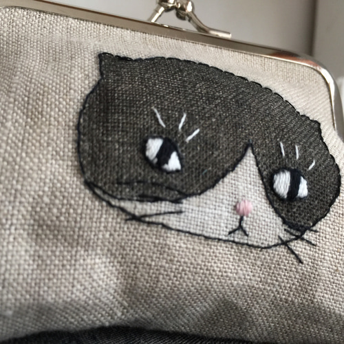 猫さんがま口(ハチワレちょっと怒ってるくん) 刺繍がま口 猫刺繍