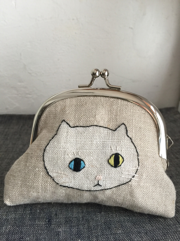 猫さんがま口(白ネコオッドアイ) 刺繍がま口 猫刺繍 ネコ刺繍