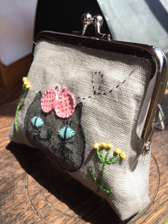 猫さんがま口 青緑おめめのくろねこ ねこ刺繍 がま口 財布 カード入れ 刺繍がま口 3枚目の画像