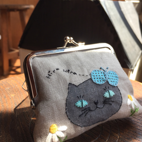 ミナペルホネン　がま口ポーチ　猫ちゃん刺繍　　ブローチ　ハンドメイド♪ ⑦121 pjcハンドメイド ブローチ アクセサリー 猫 ミナ
