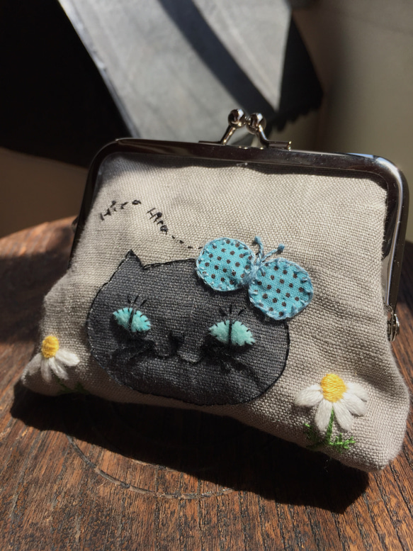 猫さんがま口 青緑おめめのロシアンブルー ねこ刺繍 がま口 財布 カード入れ 刺繍がま口 2枚目の画像