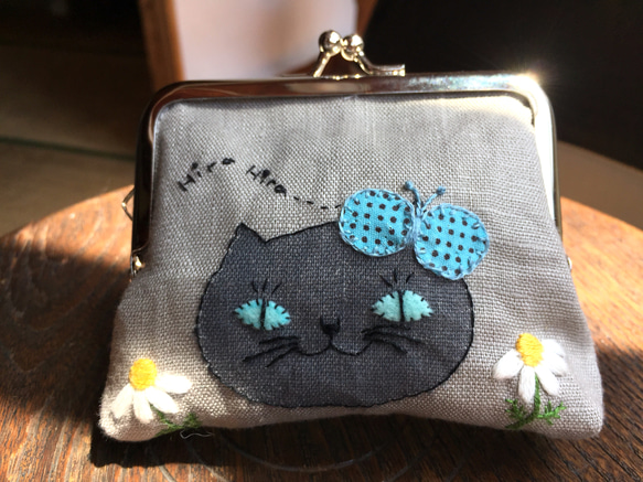 猫さんがま口 青緑おめめのロシアンブルー ねこ刺繍 がま口 財布 カード入れ 刺繍がま口 4枚目の画像