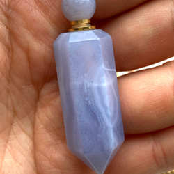 青い波模様が感情の波を癒す   ブルーレースアゲート 天然石 香水瓶チャーム　六角形　ヘキサゴン　ステンレス 3枚目の画像
