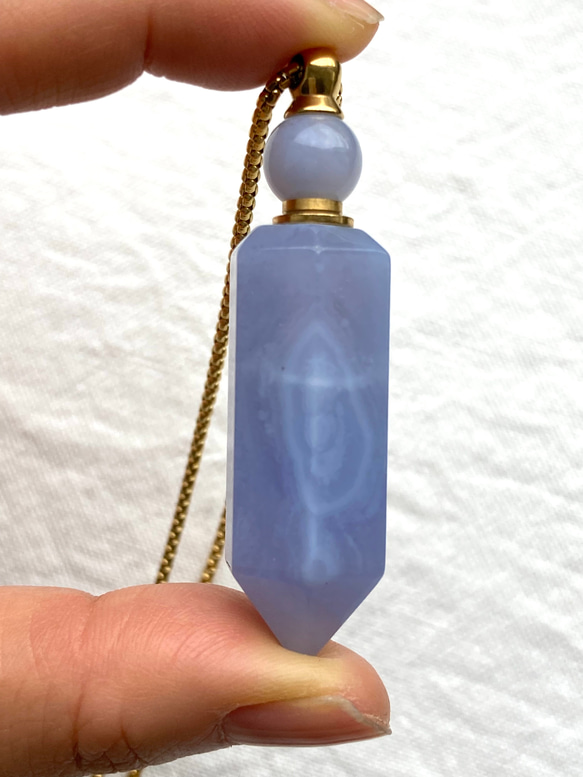 青い波模様が感情の波を癒す   ブルーレースアゲート 天然石 香水瓶チャーム　六角形　ヘキサゴン　ステンレス 4枚目の画像