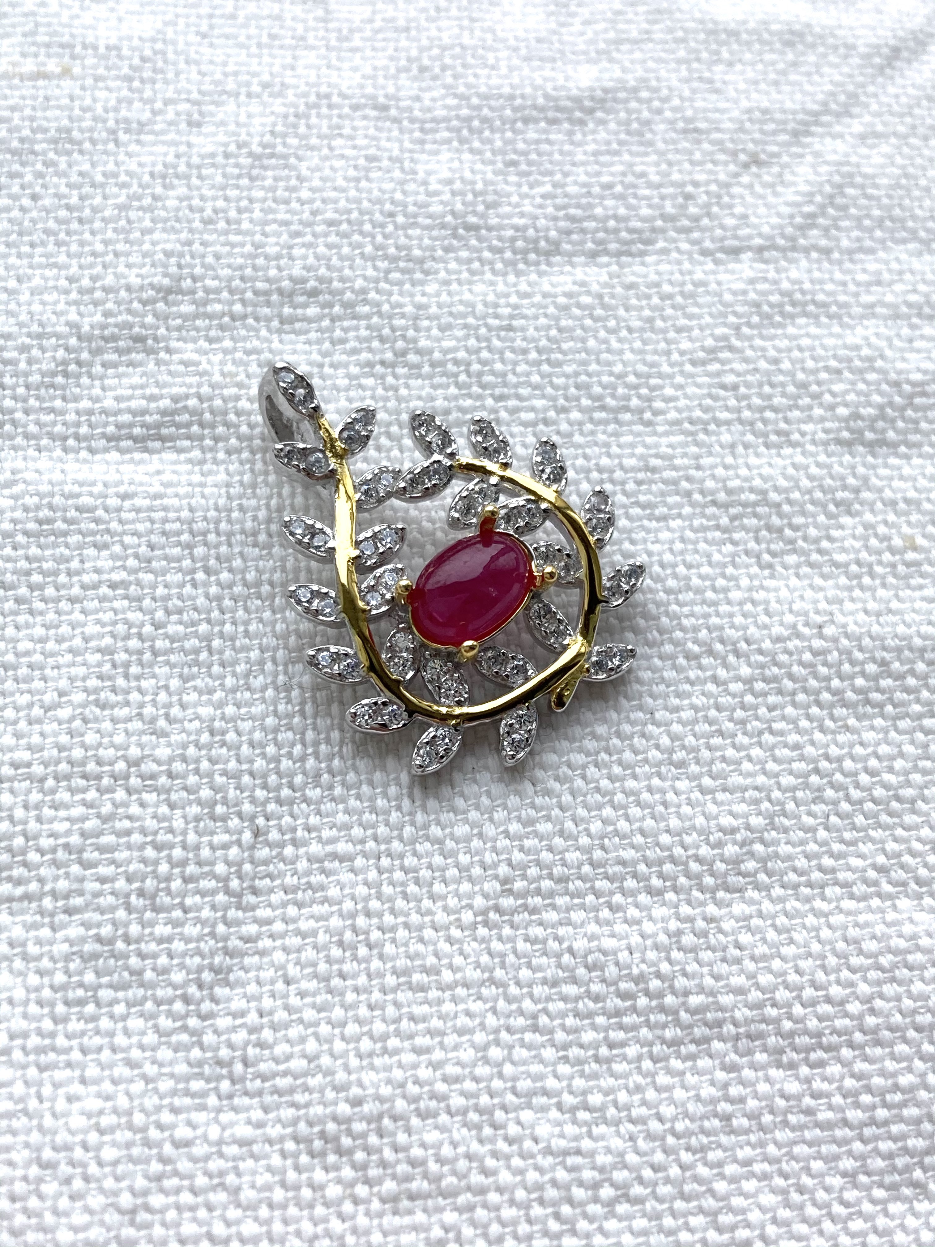 7月誕生石　一粒ルビー　リーフモチーフ　ロジウムコーティングシルバー925 ペンダントトップ　シンプル　宝石の女王