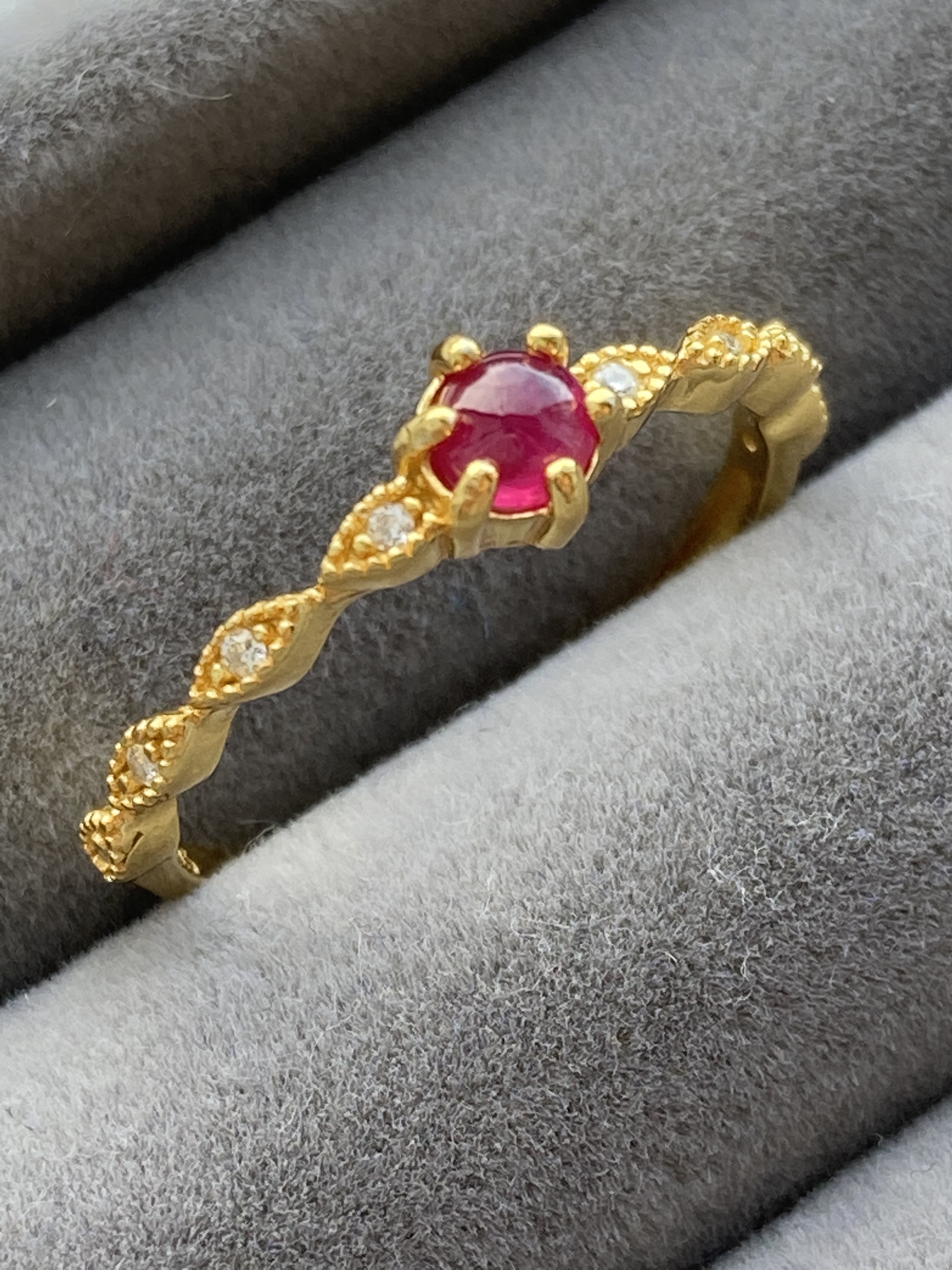 7月誕生石　ルビー　一粒　4mm リング　ゴールドコーティングシルバー925リング　フリーサイズ　調整可能　重ね付け