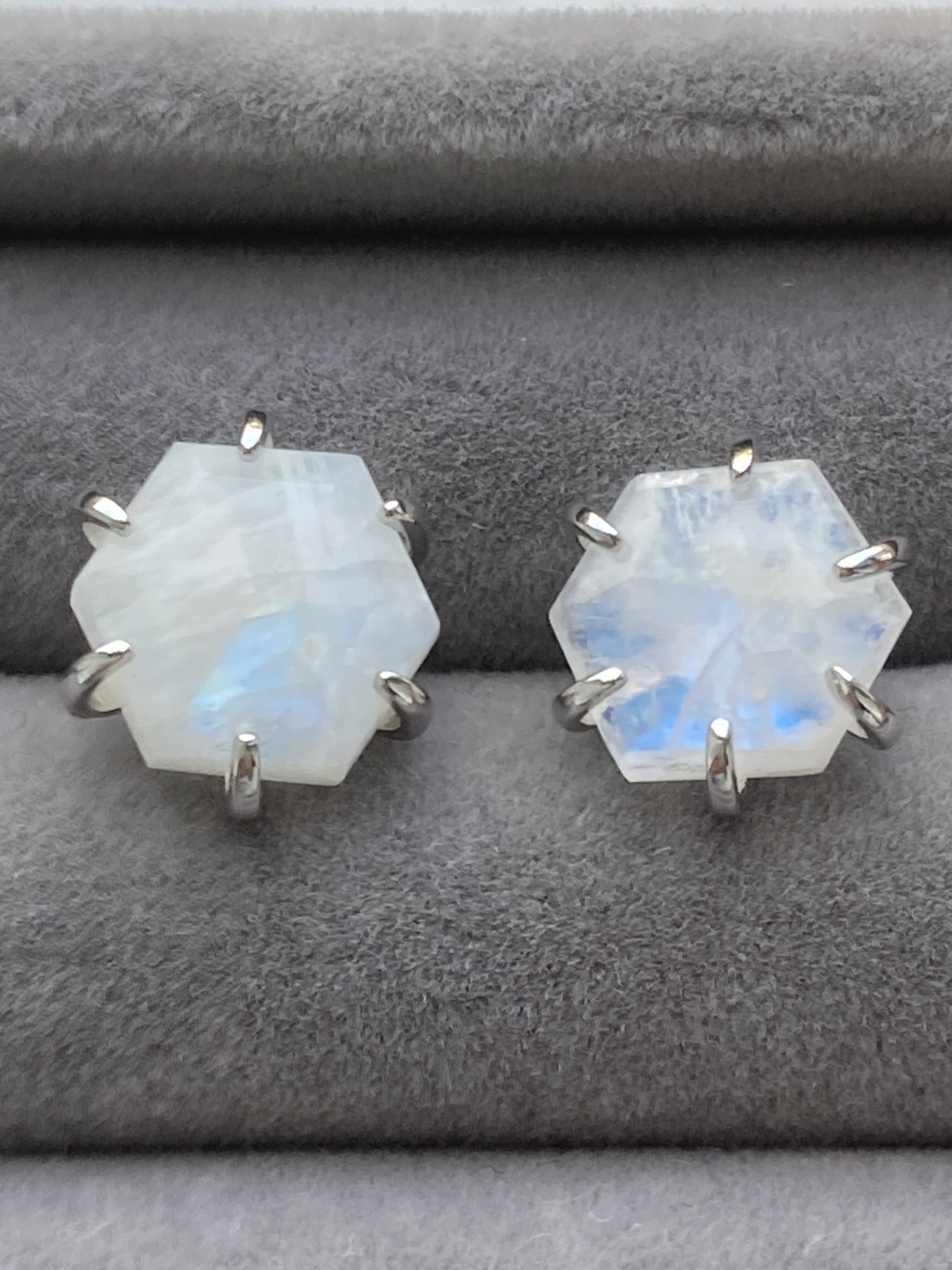 あなただけの光を　ホワイトラブラドライド　レインボームーンストーンロジウムコーティングシルバー925 スタッドピアス　虹