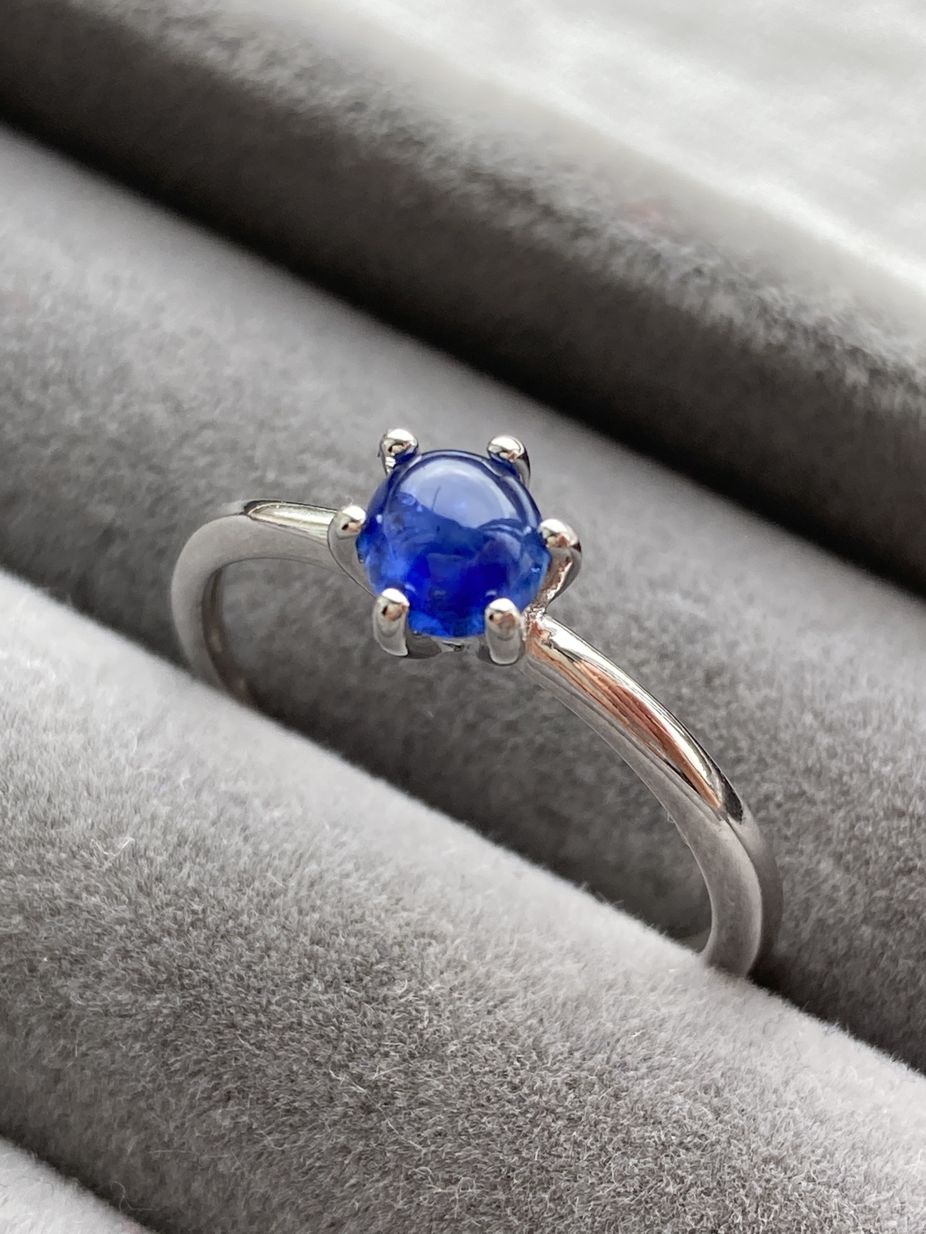 9月誕生石　ブルーサファイア　一粒リング　ロジウムコーティングシルバー925リング　フリーサイズ　調整可能　重ね付けにも
