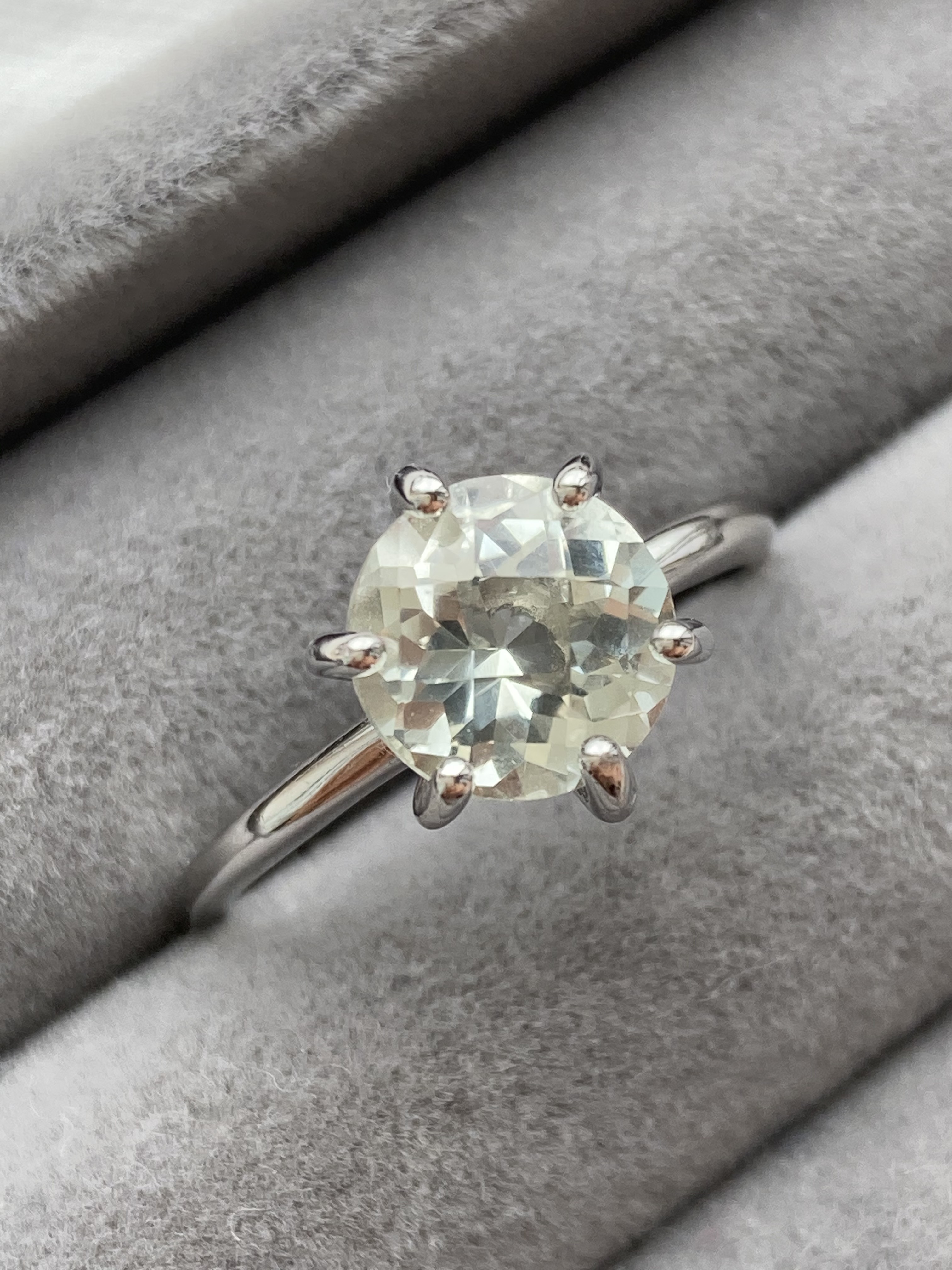 4月誕生石　大粒8mmクォーツ　グリーンアメジスト　水晶　フリーサイズリング　ロジウムコーティングシルバー925 指輪