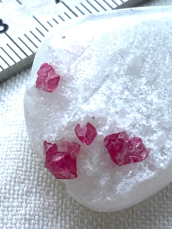 誕生石の原石です。母岩着き観賞用です。