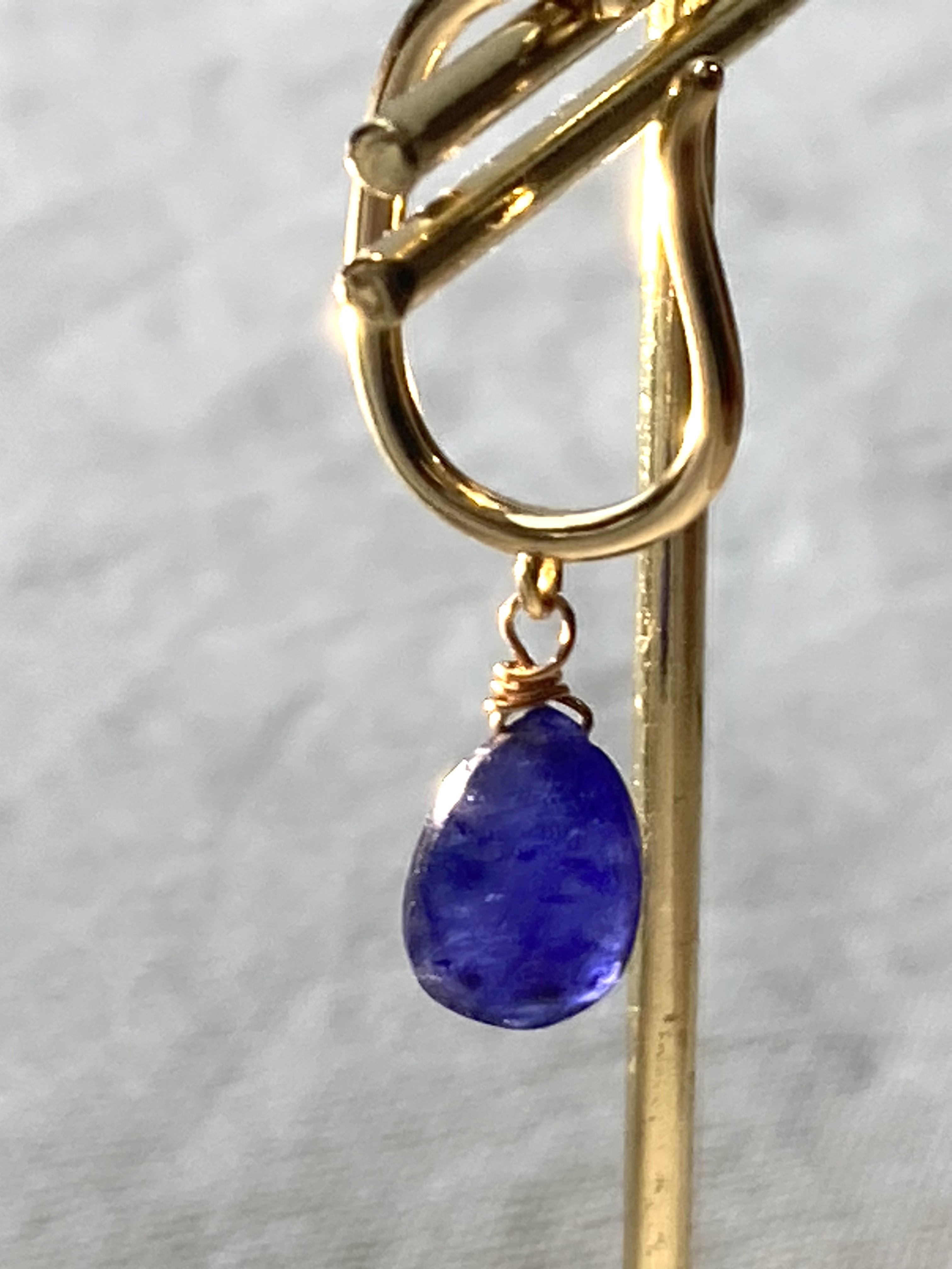 9月誕生石　大粒　ブルーサファイア　一粒ビッグイヤーカフ　ゴールドコーティングシルバー925　特大　雫　ドロップシェイプ