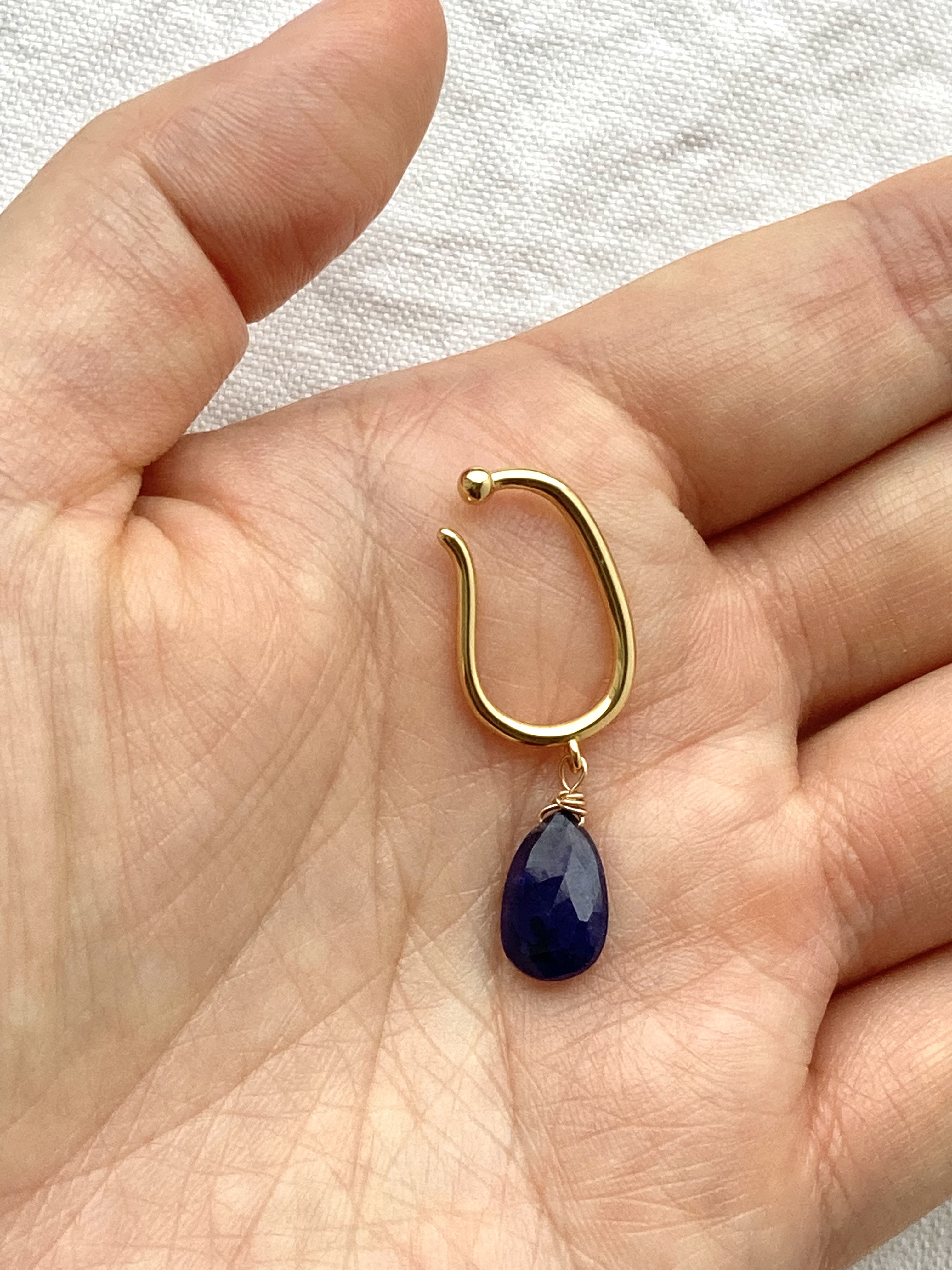 9月誕生石　大粒　ブルーサファイア　一粒ビッグイヤーカフ　ゴールドコーティングシルバー925　特大　雫　ドロップシェイプ