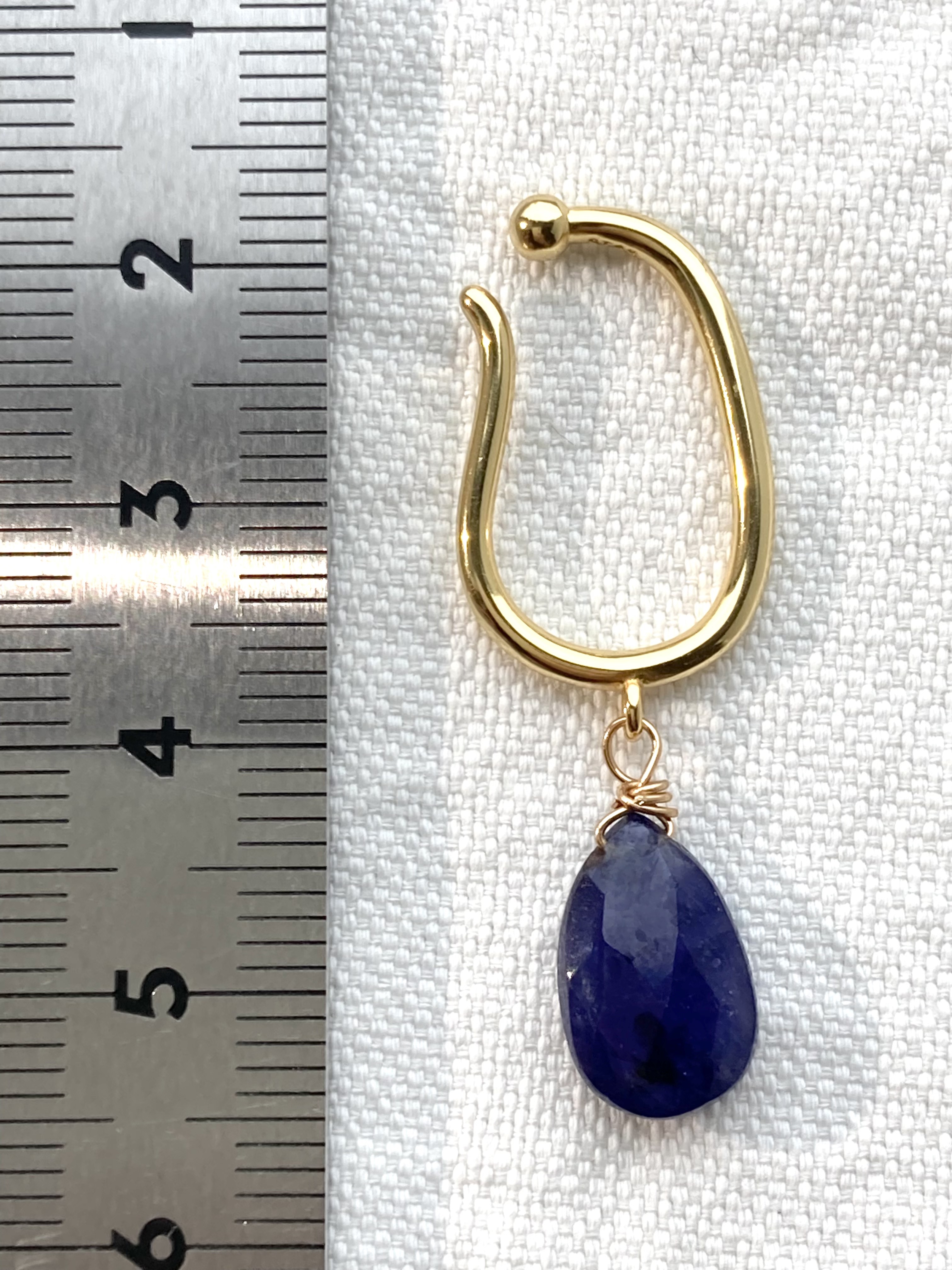 9月誕生石　大粒　ブルーサファイア　一粒ビッグイヤーカフ　ゴールドコーティングシルバー925　特大　雫　ドロップシェイプ