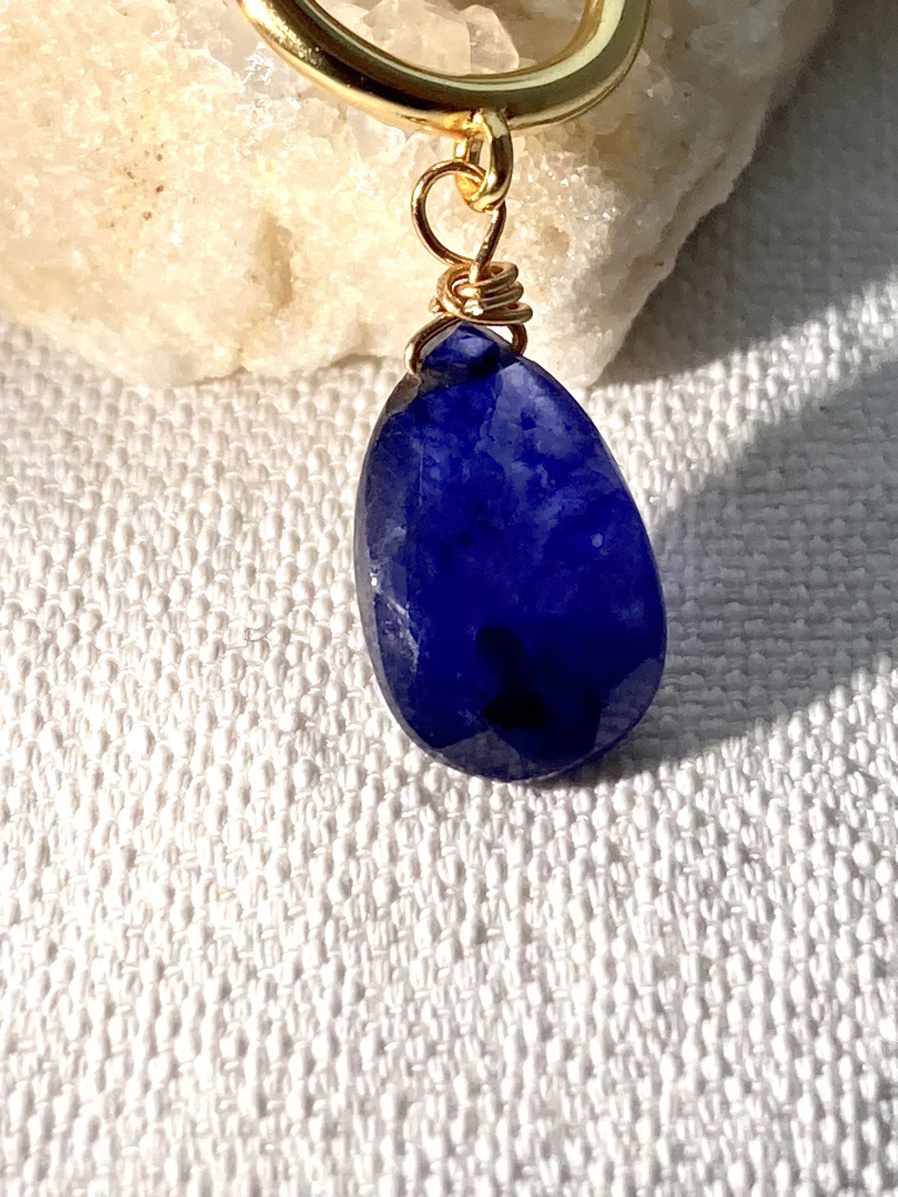 9月誕生石　大粒　ブルーサファイア　一粒ビッグイヤーカフ　ゴールドコーティングシルバー925　特大　雫　ドロップシェイプ