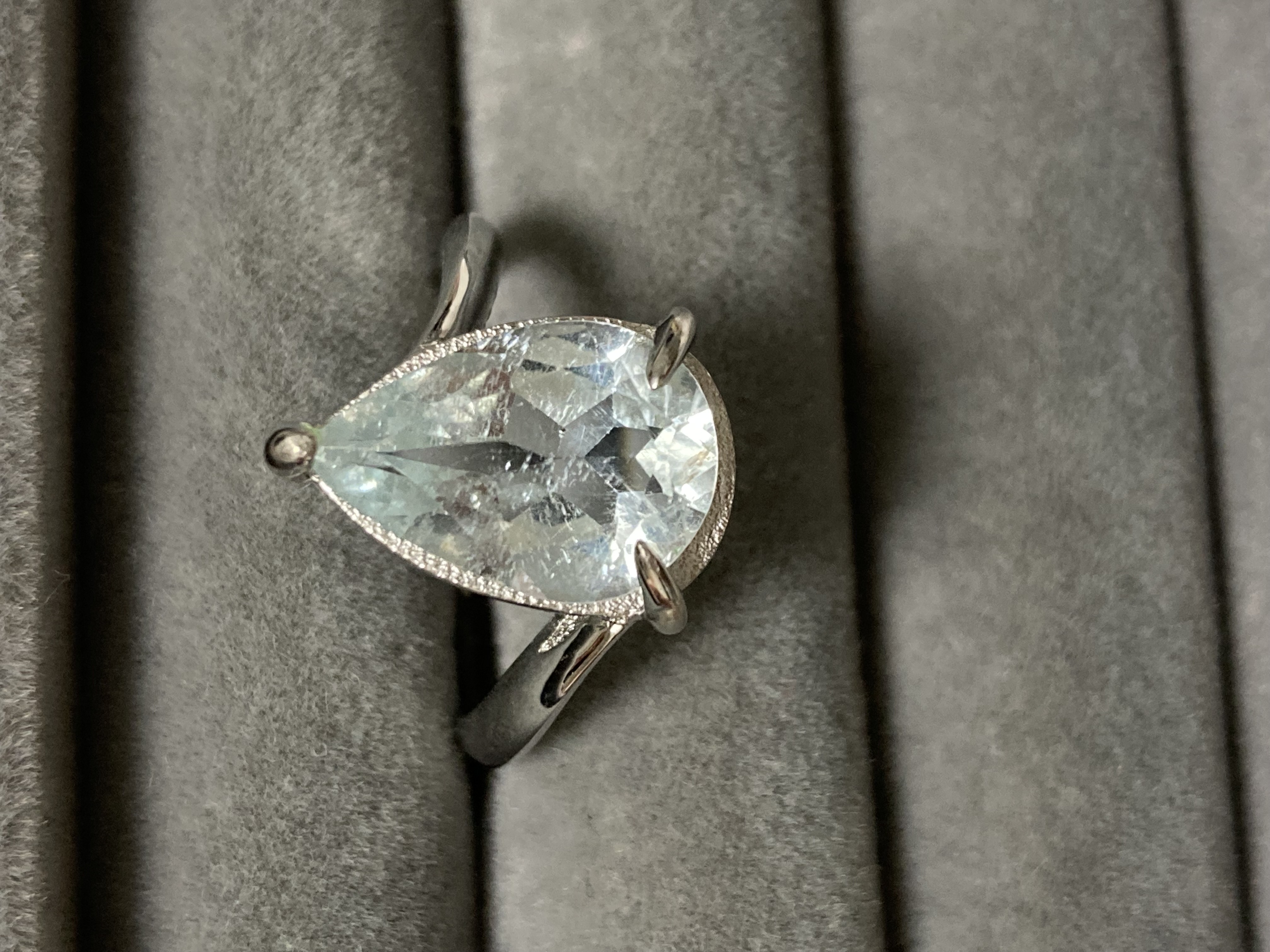 3月誕生石　13×9mm大粒　ドロップ　アクアマリン　ロジウムコーティングシルバー925 フリーサイズリング　雫　指輪