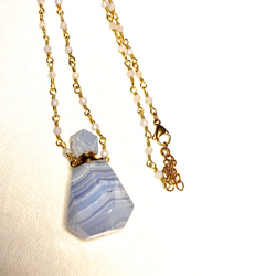 Ｃreema限定　青い波模様が感情の波を癒す ブルーレースアゲート  天然石 香水瓶チャームネックレス 3枚目の画像