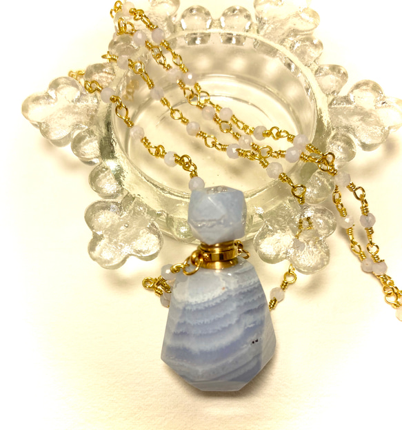 Ｃreema限定　青い波模様が感情の波を癒す ブルーレースアゲート  天然石 香水瓶チャームネックレス 5枚目の画像