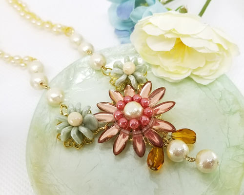 赤いビーズ ネックレス 花の留め具どんな色とも相性抜群 赤いビーズ