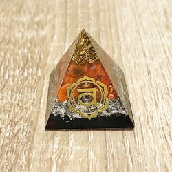 【手作奧剛石- 限量七星陣款】Orgonite水晶金字塔/對應七脈輪 含玻璃底座 第3張的照片