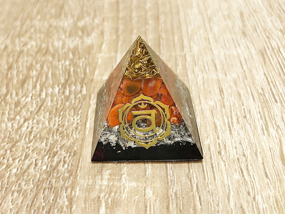 【ハンドメイド オルゴナイト限定 セブンスターフォーメーション】 オルゴナイト クリスタル ピラミッド / ガラスベースで7つの 3枚目の画像