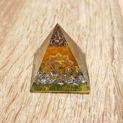 【手作奧剛石- 限量七星陣款】Orgonite水晶金字塔/對應七脈輪 含玻璃底座 第4張的照片