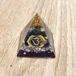 【手作奧剛石- 限量七星陣款】Orgonite水晶金字塔/對應七脈輪 含玻璃底座 第7張的照片