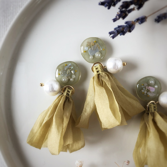 【1275】レジンモチーフとタッセルのピアス 1275】レジンモチーフとタッセルのピアス レジンピアス