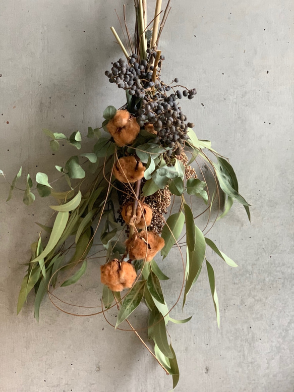 ドライフラワー シュロの実とユーカリでグリーンブラウンスワッグ