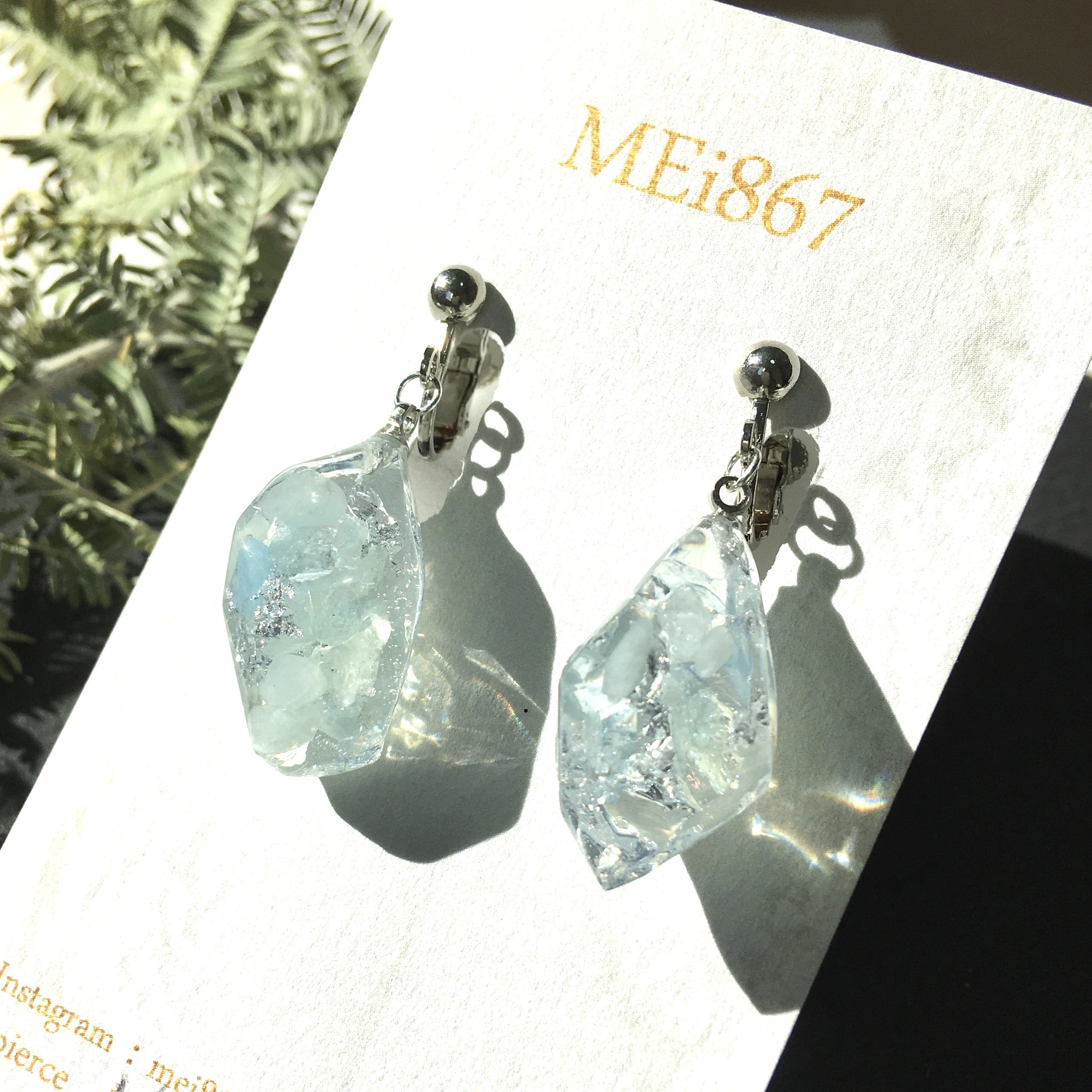 アクアマリンと銀箔の揺れる鉱石イヤリング　ピアス　金属アレルギー対応　天然石　3月誕生石　水色　パステル　透明感