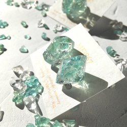 グリーンアパタイトと銀箔の鉱石ピアス　金属アレルギー　母の日　春夏　天然石　透明感　シャーベット　アクア 4枚目の画像