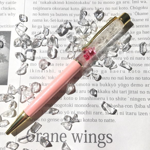 【名入れ可】替え芯付　ピンクカラー天然石と花のハーバリウムボールペン　母の日　ギフト　プレゼント　誕生日　いちご 1枚目の画像