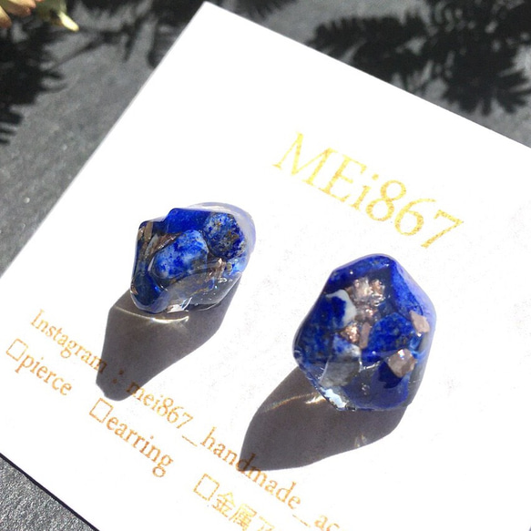 青金石迷你礦石耳環，天然石，青金石，藍色，誕生石，小號，簡約 第1張的照片