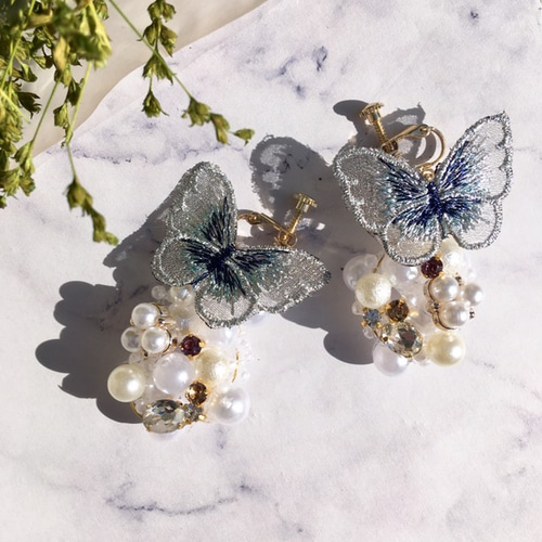 パールと宝石の碑にとまるオーガンジー刺繍蝶々ピアス/イヤリング 