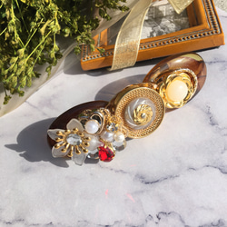 【creema限定】 ヴィンテージボタンと白い花のビジューのアンティーク調べっ甲バレッタ 一点もの クリスマス 7枚目の画像