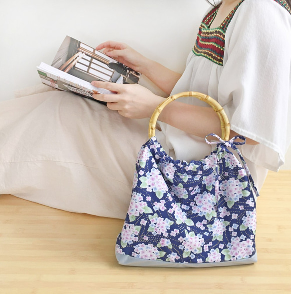繡球花紫陽花竹柄手提包袋 上班通勤便當袋 午夜藍 現代日式拼布 媽媽老婆女友閨蜜生日禮物 第1張的照片