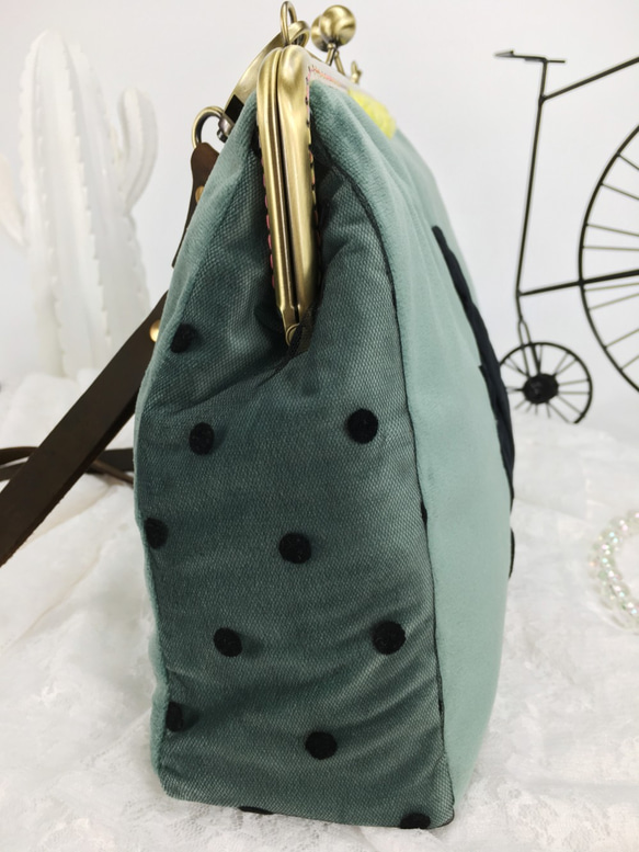 黒猫 光沢感のある緑 がま口 可愛い 斜めがけ バッグ ショルダーバッグ レディースバッグ 誕生日ギフト 妻 彼女 3枚目の画像