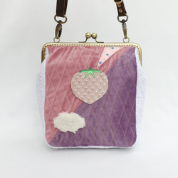 草莓天空 口金包 隨身 斜背 肩背 側背 女用 收納化妝包 創意 少女 粉紫色 可愛 生日禮物 蘿莉塔 第1張的照片