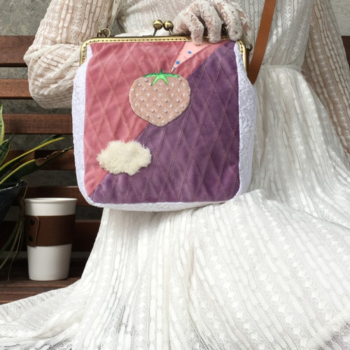 イチゴ 刺繍 別珍 がま口 斜めがけ バッグ ショルダーバッグ 縦