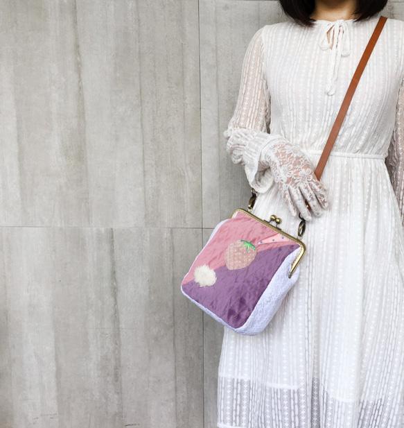 草莓天空 口金包 隨身 斜背 肩背 側背 女用 收納化妝包 創意 少女 粉紫色 可愛 生日禮物 蘿莉塔 第10張的照片