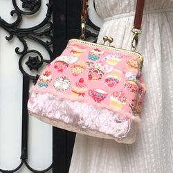 がま口付♪ 可愛いピンクの花柄グラニーバッグ つまみ細工風ブローチがワンポイント がま口付♪ 可愛いピンクの花柄グラニーバッグ つまみ細工風
