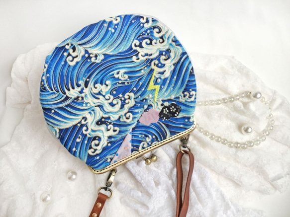 神奈川沖浪裏 圓 口金包 藍色 隨身 斜背 肩背 側背 女用 收納化妝包 藍 浮世繪海浪 和風 日式 生日禮物 第5張的照片