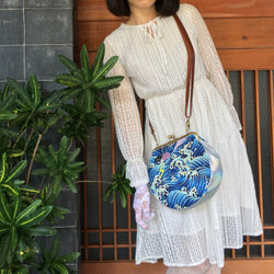 神奈川沖浪裏 圓 口金包 藍色 隨身 斜背 肩背 側背 女用 收納化妝包 藍 浮世繪海浪 和風 日式 生日禮物 第7張的照片