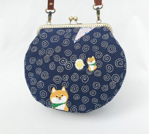柴犬 刺繍 丸い形 紺 がま口 斜めがけ バッグ 可愛い ショルダーバッグ レディースバッグ ギフト 1枚目の画像
