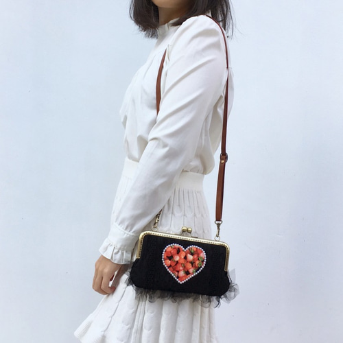 イチゴ ハート スマホポーチ 黒い お財布 可愛い がま口 レディース