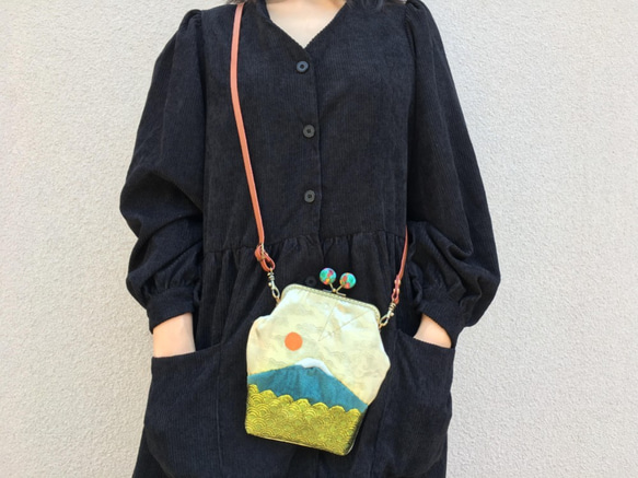 金抹 富士山 手機包 零錢包 長夾 口金包 收納 隨身包 斜背小包 側背小包 肩背小包 青海波紋 日式 日系 第1張的照片