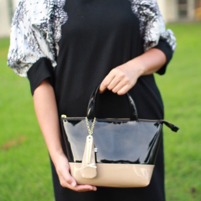 毎日持ち歩きたい！エナメル バイカラートート バッグS ブラック×ベージュ