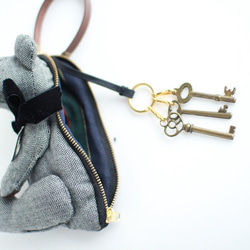 首字母和緞帶可以選擇♪Hokobori熊鑰匙包袋魅力黑色人字形 第2張的照片