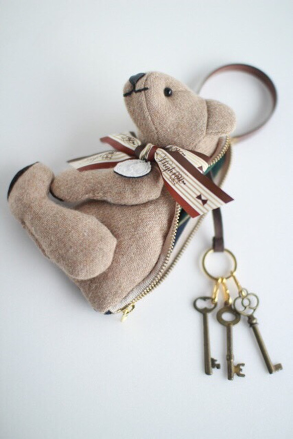 首字母和緞帶可以選擇♪Hokobori熊鑰匙包袋魅力米色羊毛 第2張的照片