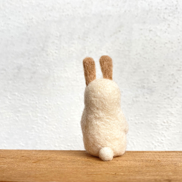 たそがれのウサギ：カフェラテ【羊毛フェルト】 3枚目の画像
