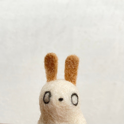 たそがれのウサギ：カフェラテ【羊毛フェルト】 4枚目の画像